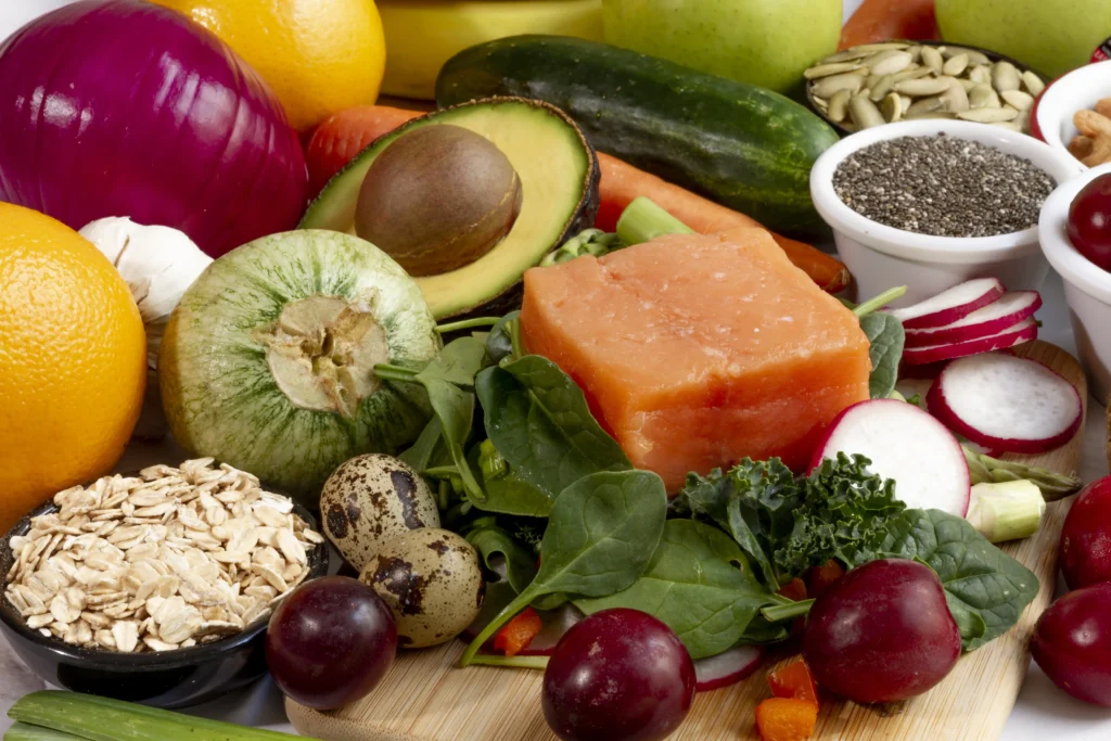vários tipos de alimentos saudáveis, frutas, legumes e carnes e ovos