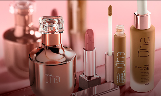 frasco de perfume e maquiagem