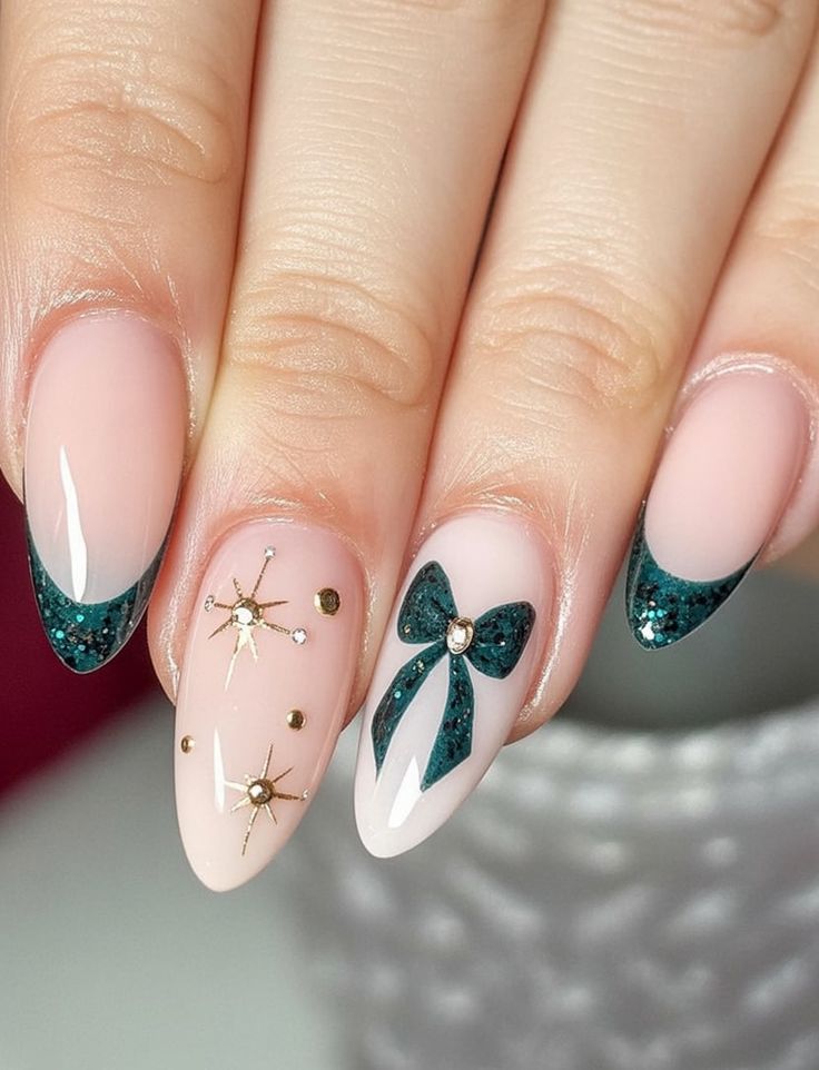 Unhas Natalinas Brancas com Verde e Detalhes Glam Delicadas