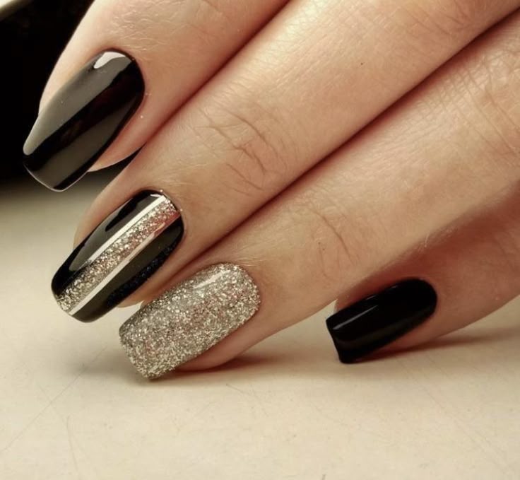 Unhas Pretas com Dourado: Poder, Modernidade e Muito Glamour