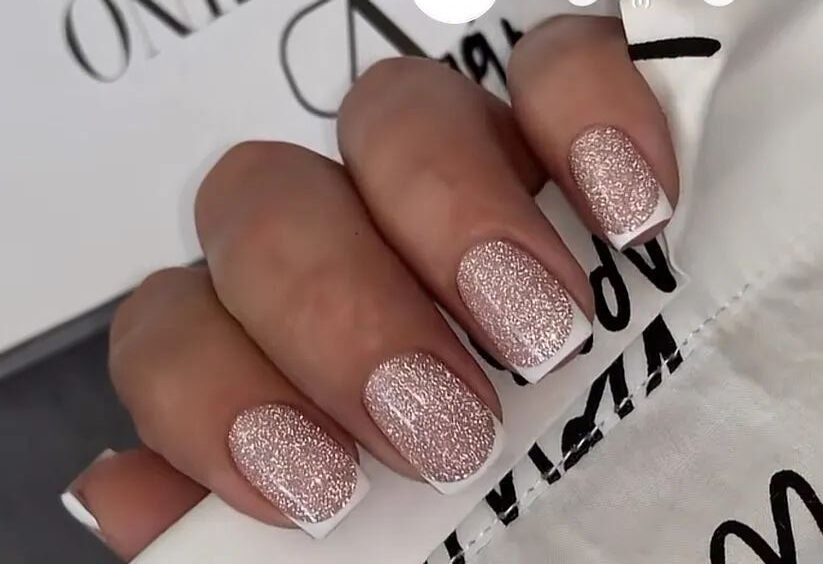 Unhas com Glitter Rosé e Francesinha Branca: Elegância Que Brilha no Réveillon