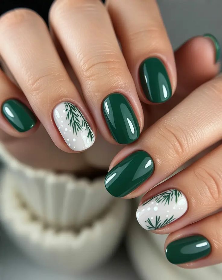 Unhas Azul Intenso com Branco Nuvem e Folhagens Douradas: Sofisticação Fria e Elegante para o Natal