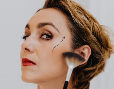 mulher passando blush pele madura