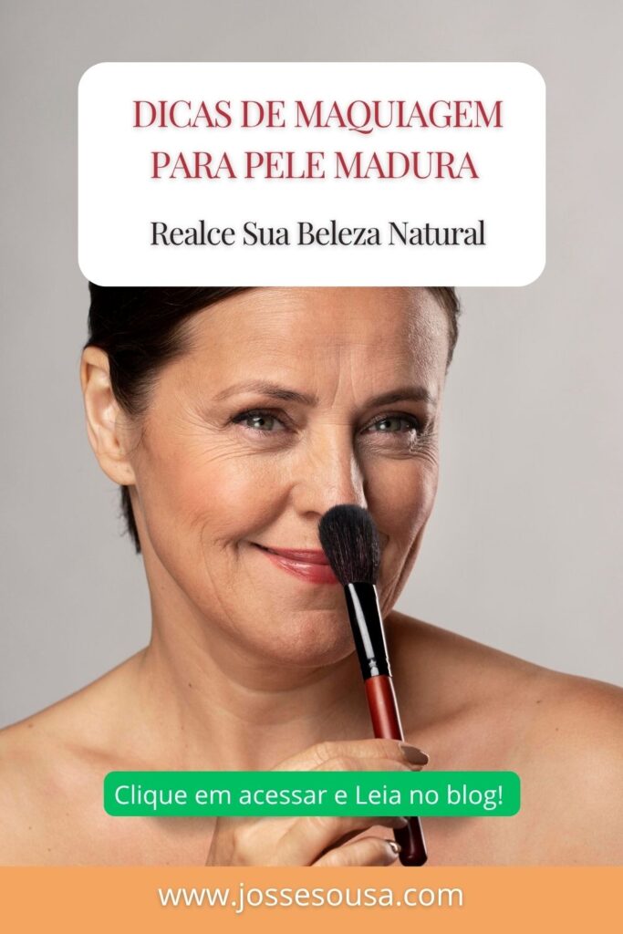 mulher madura com pincel no rosto e feliz, maquiagem pele madura