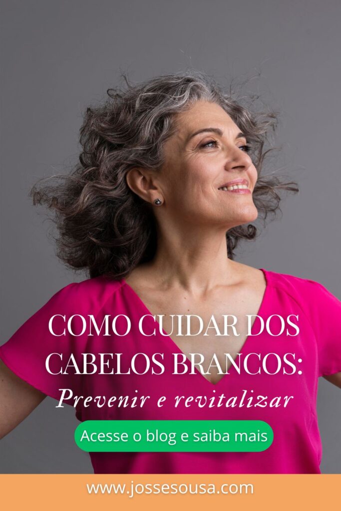 mulher com camiseta rosa e cabelos grisalhos feliz