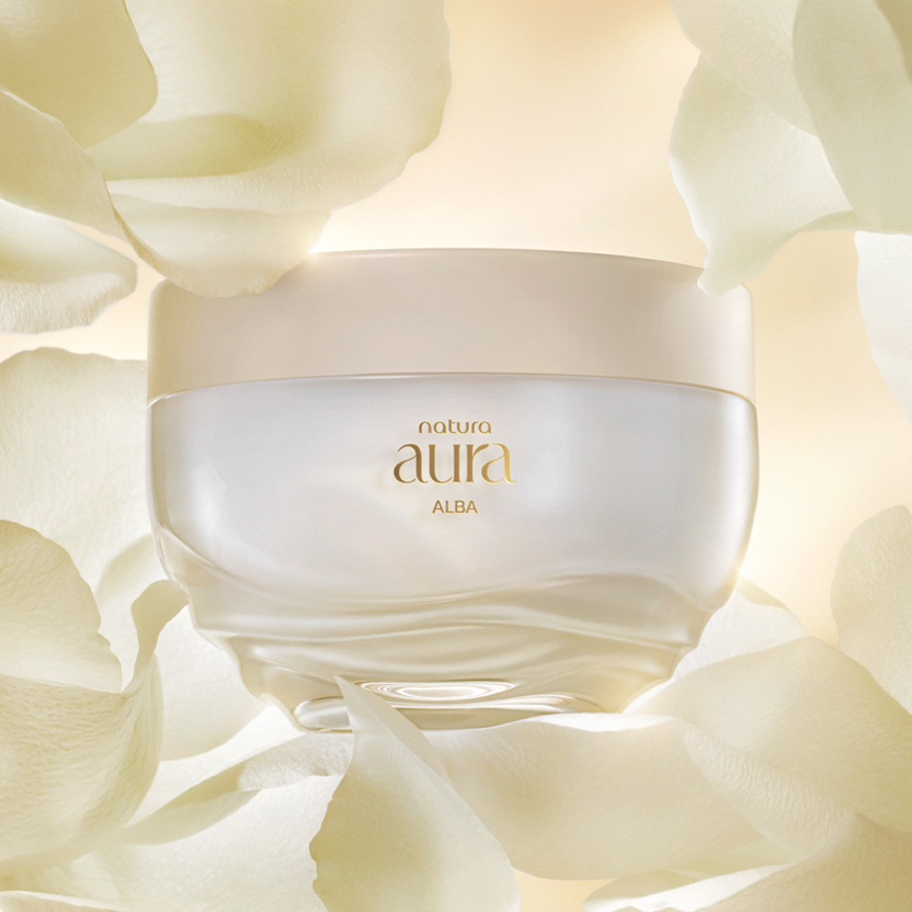 pote de creme acetinado natura aura alba, envolvido por rosas brancas