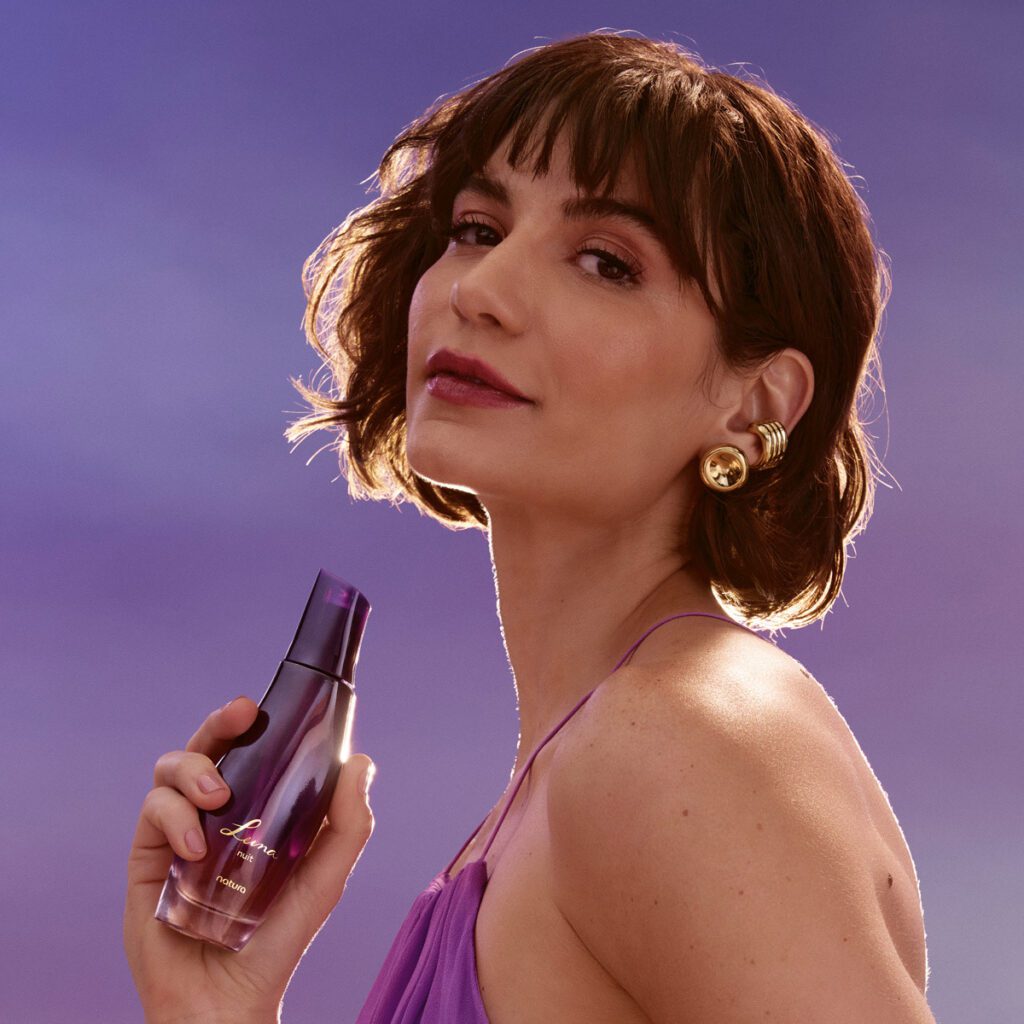 Luna Nuit: O Novo Ícone da Perfumaria Natura, mulher segurando o frasco do perfume luna nuit