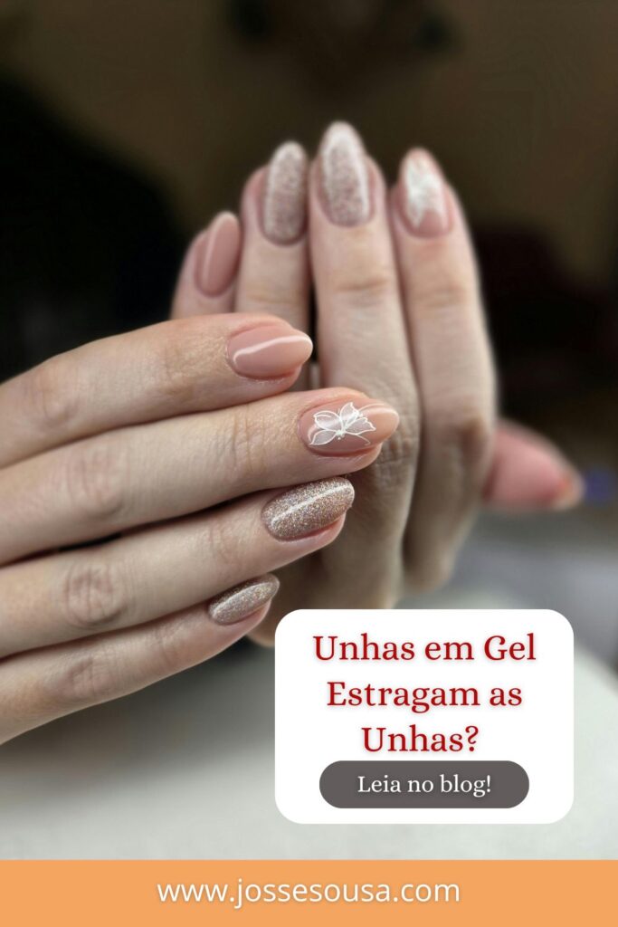 duas mão mostrando unhas bem feitas, unhas elegantes, unhas em gel decoradas