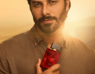 Essencial Safran masculino100 ml, homem com o perfume na mão